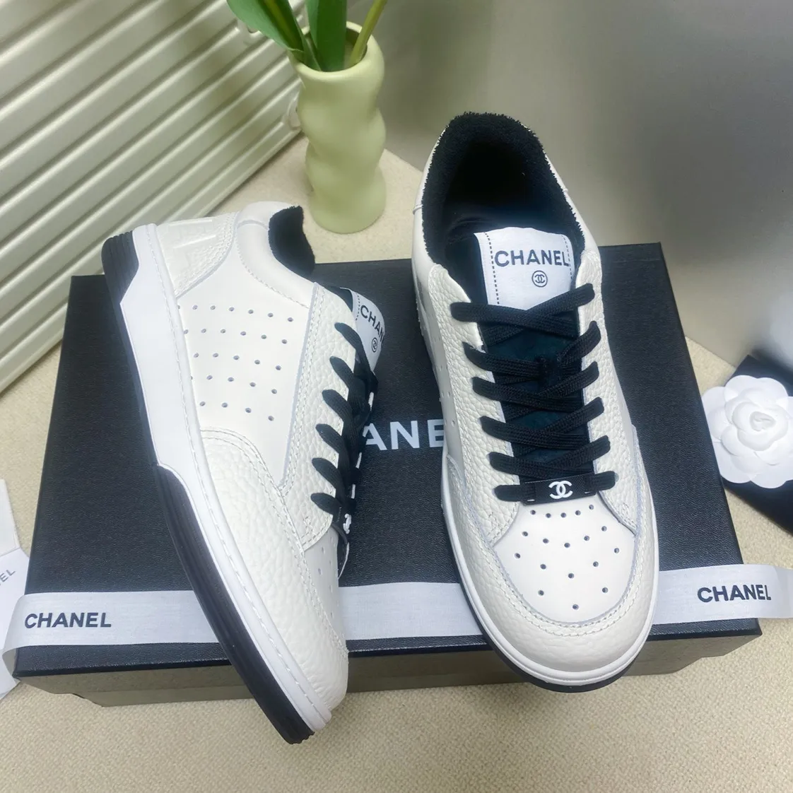 👟👟Ex-factory price 480👟👟 Women's shoes, women's clothing, chanel~~Chanel's latest 2022 panda shoes, skate shoes, sneakers, out of stock king @counters are out of stock everywhere〰It's hard to reserve even if you have money❗️ The fresh splicing style is really super nice...Xiaohongshu, Internet celebrity anchors, and bloggers have already started to call ❤ Original calfskin fabric, original towel lining, logo stamping process, two-color T👟👟 ex-factory price U outsole, lasting process, foot pad latex all custom molded... 🎁Supporting packaging 35-40 regular size